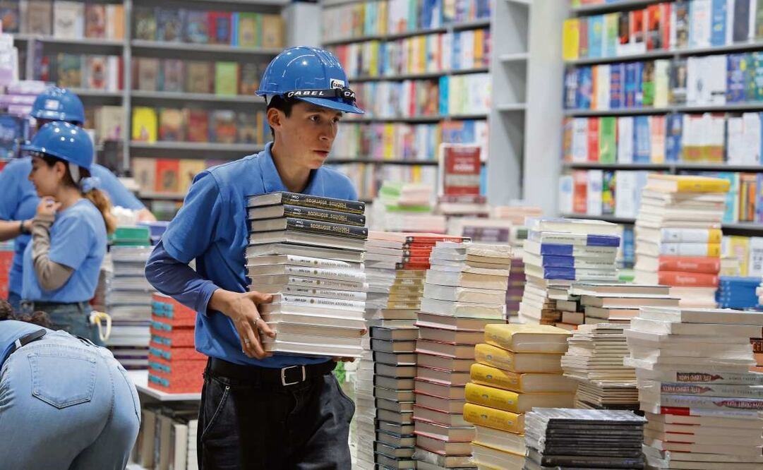 Imagen de ayer de los últimos detalles en el montaje de los stands para que hoy arranque la edición 30 de la FIL Guadalajara. Foto: Gabriel Pano / EL UNIVERSAL