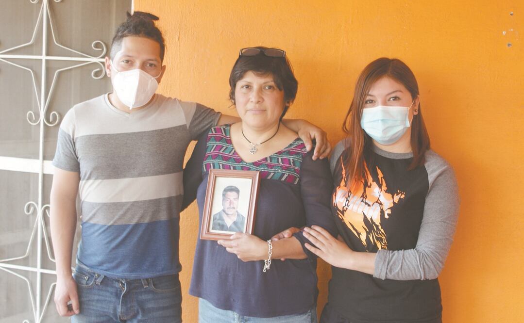 Elvira Martínez Espinoza, viuda del minero Jorge Bladimir Muñoz Delgado, señala que el sueño de su difunto esposo era irse a vivir a una casa propia, pues siempre estuvieron en una rentada. Fotos: FRANCISCO RODRÍGUEZ