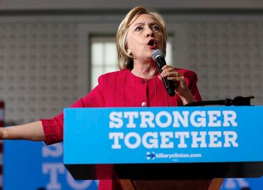 Hillary Clinton niega conflicto de interés en su fundación