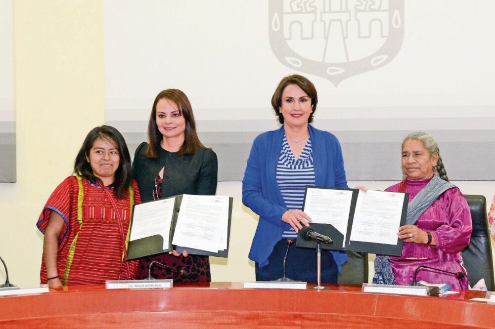 Para fortalecer los derechos de las indígenas, la secretaria de Gobierno (seg u n d a de der. a izq.) signó un acuerdo para crear un centro cultural en Garibaldi (SECGOBCDMX)