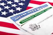 Trump revive su política más dura: rechazar residencias a inmigrantes de bajos recursos. Green Card/ iStock/leekris