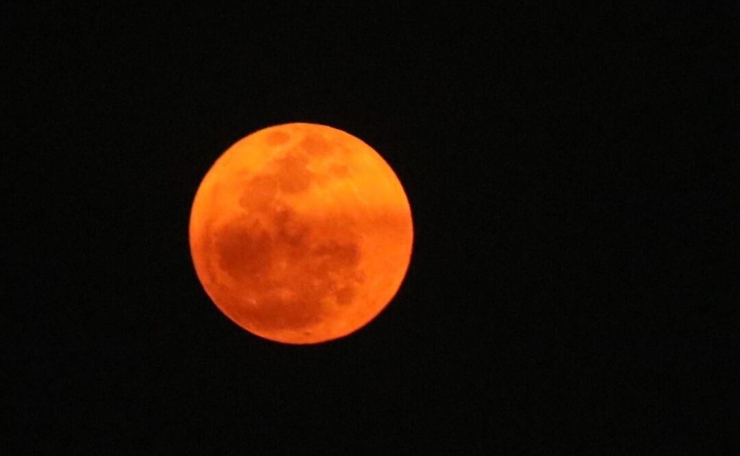 La Luna Rosa o de primavera emergió detrás de nubes. Foto: Cuartoscuro