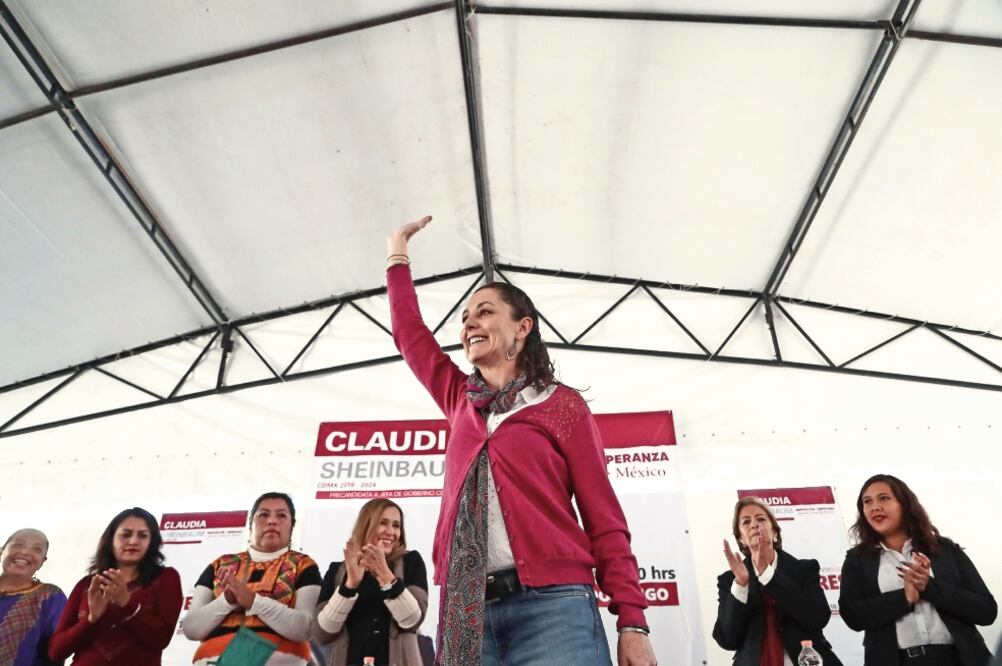 La morenista se reunió con alrededor de mil 300 mujeres en la Plaza de Santo Domingo en el Centro Histórico, donde dijo que se debe terminar con la violencia de género emponderando a las mujeres de la capital (ALEJANDRO ACOSTA. EL UNIVERSAL)