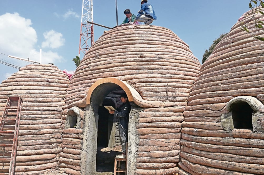 Entre las características de esta casa-panal está su bajo costo, pues se elabora con la misma tierra del lugar, reforzada con cal. Además, resiste los temblores, ya que al carecer de esquinas, impide la concentración de las ondas sísmicas (FOTOS: ROSELIA)