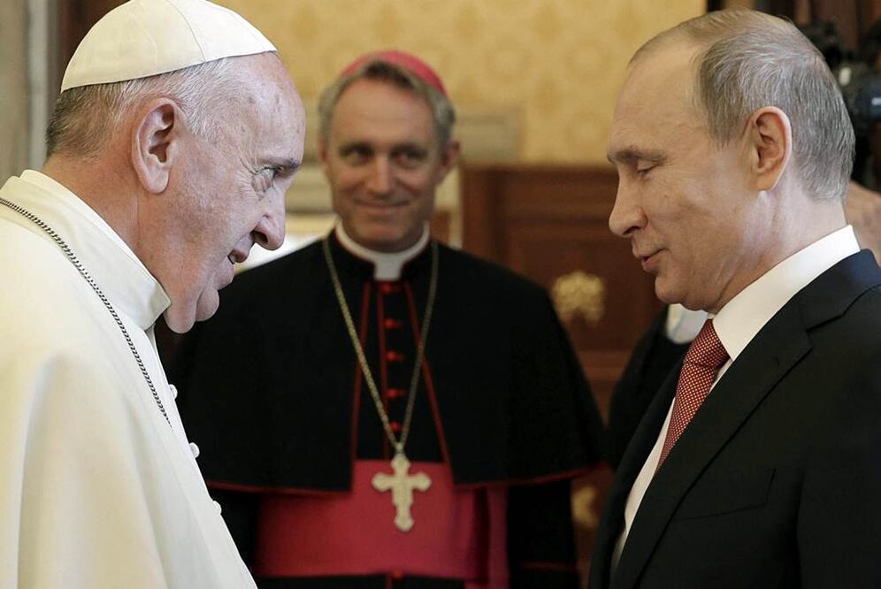 Putin, quien llegó al Vaticano con setenta minutos de retraso, fue recibido por el papa con un "bienvenido" en alemán   Foto: Reuters