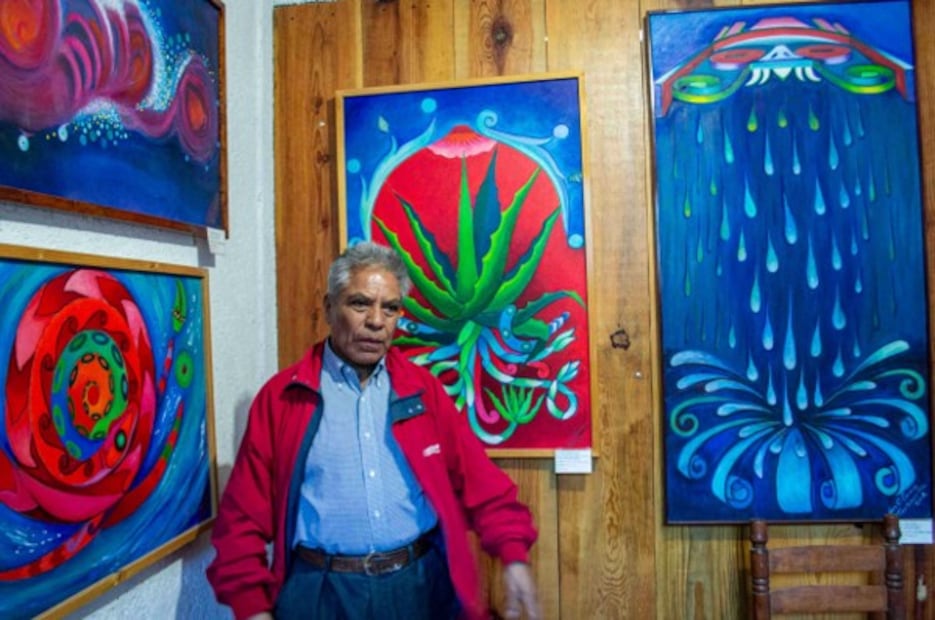 El artista rodeado de sus obras La culebra de agua, Ichichiwalayutsin totlalnantsin (Néctares de la madre tierra”) y Akakilistle (El sonido del agua). Foto: Luis Eduardo Escobar