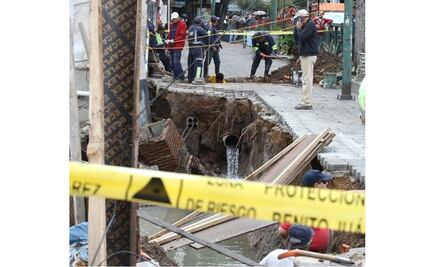 Fuga de agua causa socavón en colonia Portales