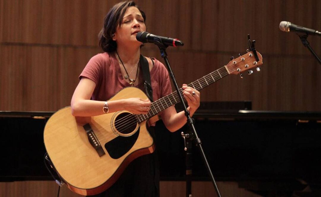 "A mí me da la melancolía naturalmente. Me pongo a componer y me salen baladas pero tengo muchas ganas de componer algo súper bailable y alegre, es algo que me encantaría", confesó. FOTO: Carlos Mejía/Archivo EL UNIVERSAL.