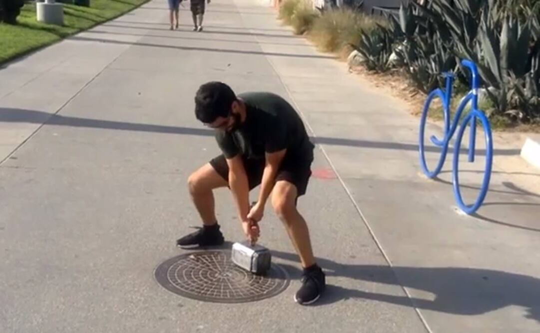 Muestra en las imágenes cómo construyó el famoso martillo. Foto: Captura YouTube