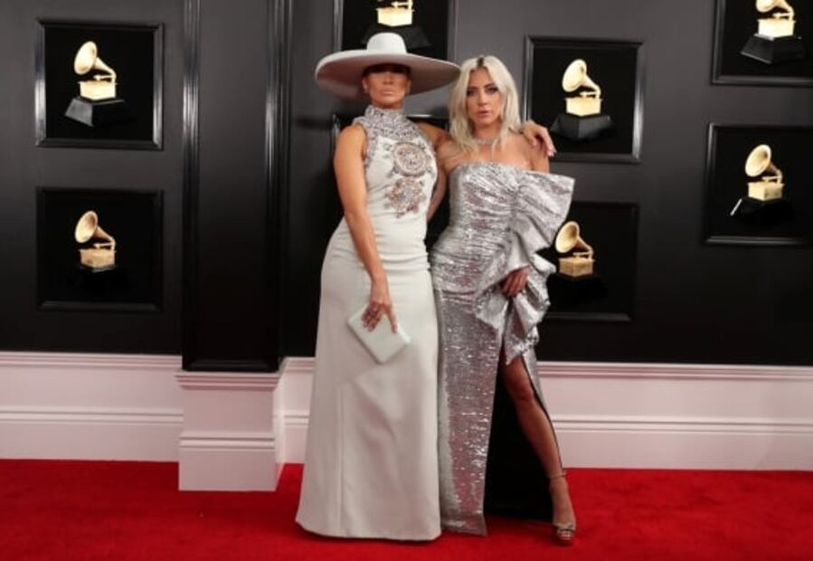 JLO lució un sombrero de charro en los Grammy 2019
