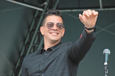 La lluvia ahoga el karaoke de Yahir en el Zócalo