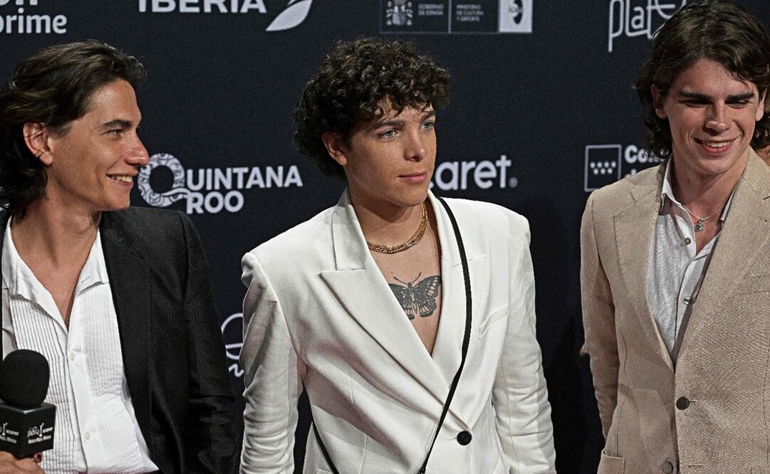 El actor uruguayo Enzo Vogrincic, el actor argentino Juan Caruso y el actor argentino Felipe González Otano, quien protagonizó la película "La sociedad de la nieve". Foto: CARL DE SOUZA / AFP.