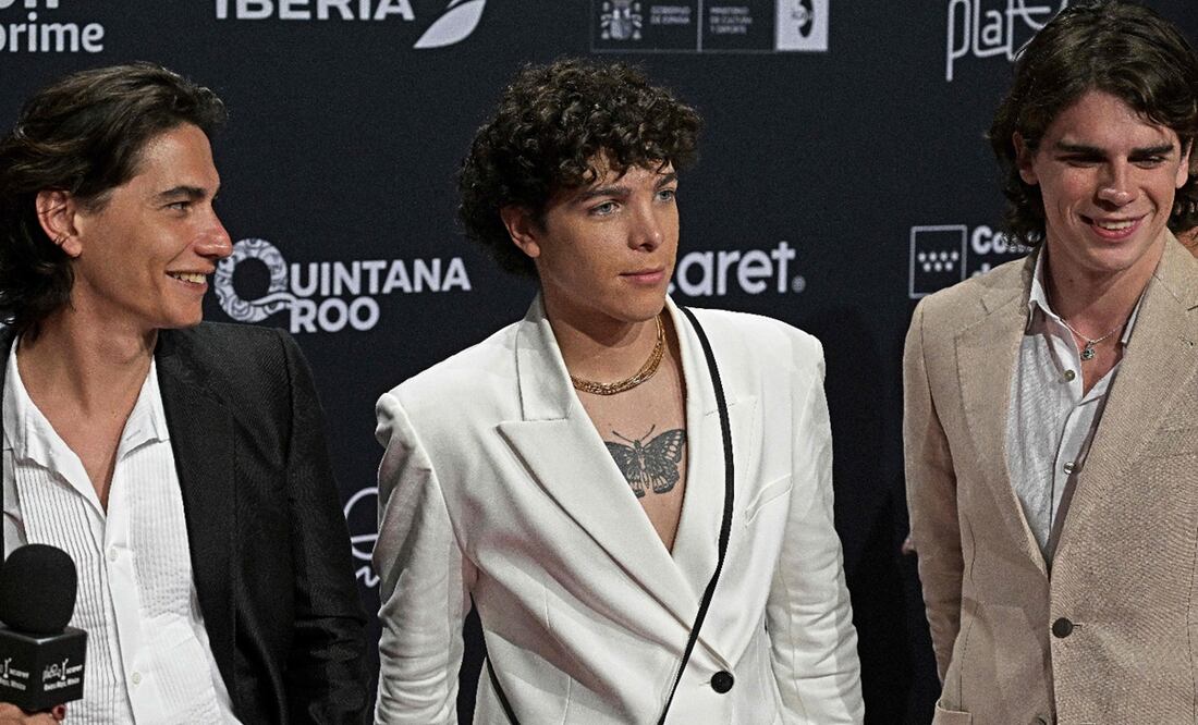 El actor uruguayo Enzo Vogrincic, el actor argentino Juan Caruso y el actor argentino Felipe González Otano, quien protagonizó la película "La sociedad de la nieve". Foto: CARL DE SOUZA / AFP.