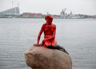 Sirenita de Copenhague aparece cubierta de pintura roja