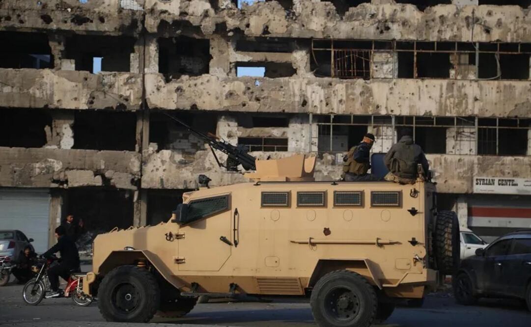 Rebeldes sirios patrullan las calles de Homs en Siria. Foto: EFE