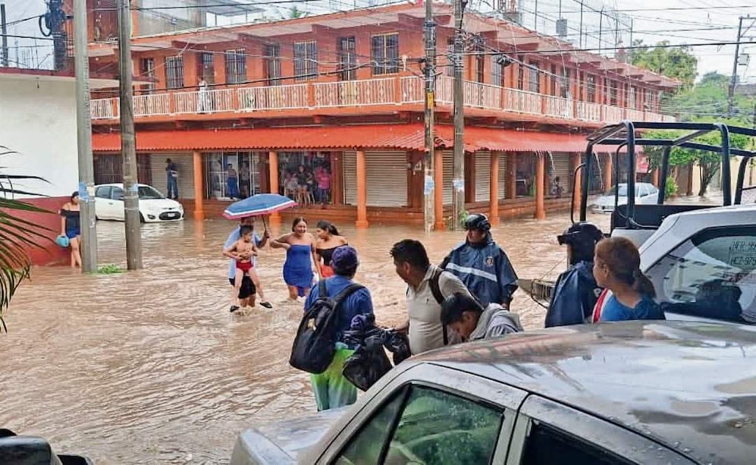 En el municipio de Zihuatanejo, en la Costa Grande de Guerrero, las lluvias inundaron las calles del Centro. El agua se metió en vehículos, comercios y casas. Foto: Especial