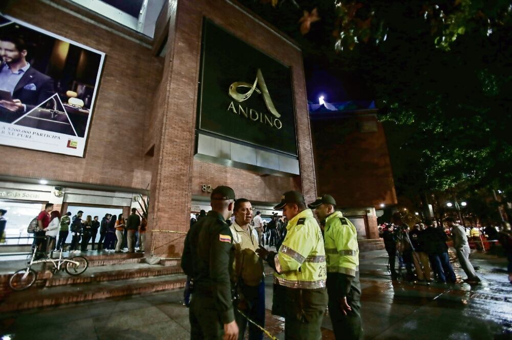 Autridades vigilan el centro comercial Andino e interrogan a testigos tras la explosión ocurrida ayer, en Bogotá (JHON PAZ. XINHUA)