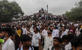 Movimiento "Cucarachas" marcha sin permiso por irregularidades en exámenes en India; piden renuncia de ministro de Educación