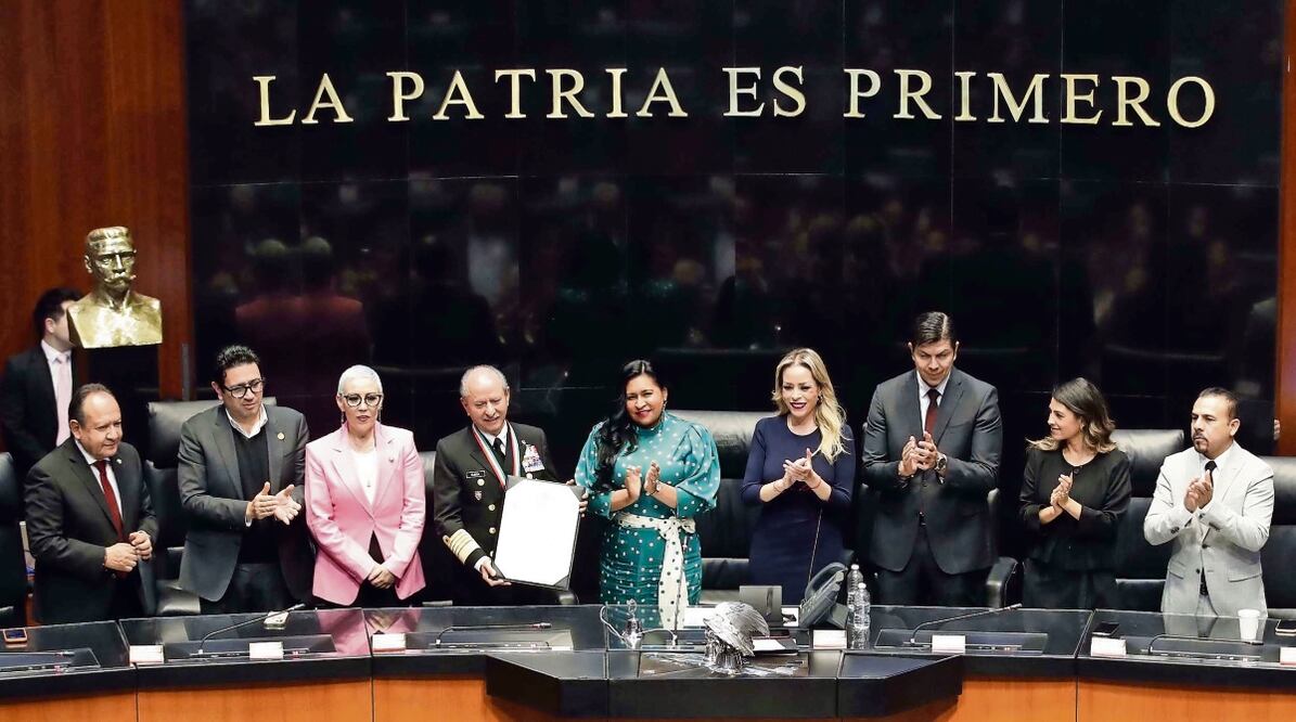 Rafael Ojeda Durán agradeció el reconocimiento y dijo recibirlo en nombre de todos los elementos de la Semar Foto: Especial