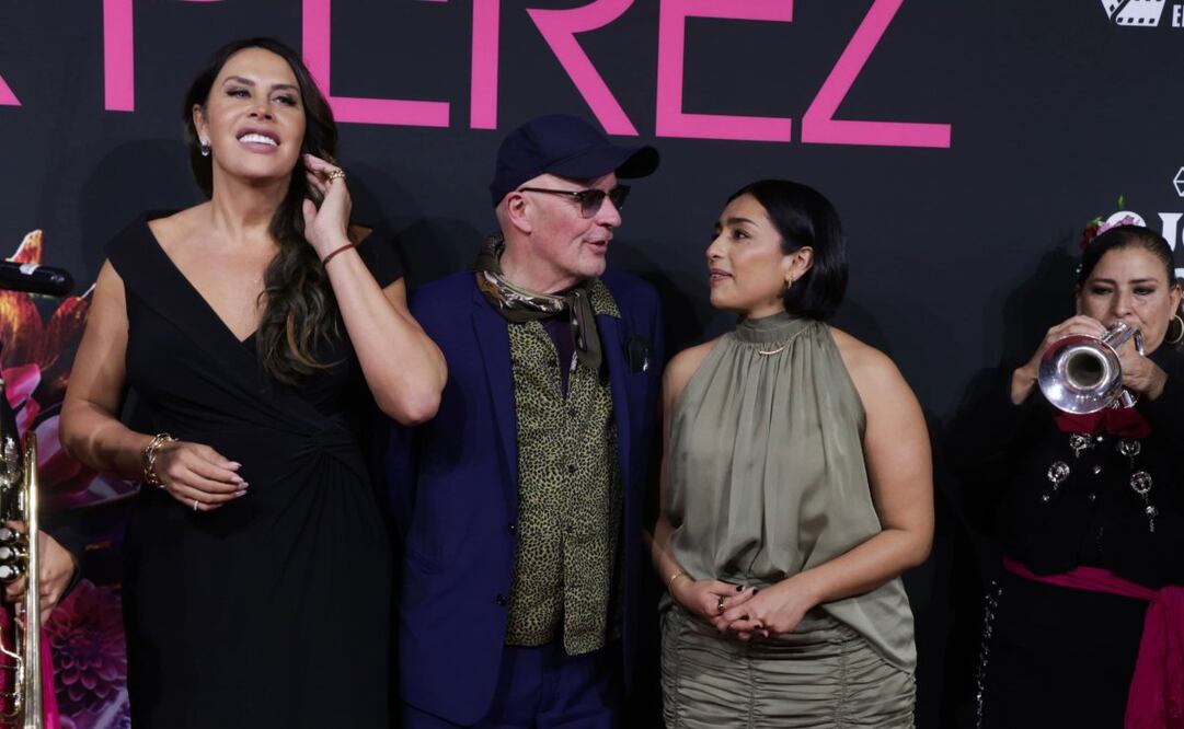 Adriana Paz (a la derecha), Jacques Audiard (al centro) y Karla Sofía Gascón (a la izquierda) durante la premier de "Emilia Pérez". Foto: Carlos Odín/EL UNIVERSAL.