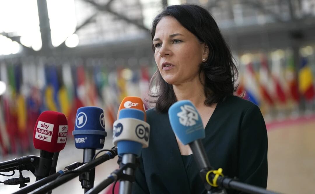 La ministra de Relaciones Exteriores alemana Annalena Baerbock habla con los periodistas a su llegada a una reunión de ministros de Relaciones Exteriores de la Unión Europea, en Bruselas. Foto: AP
