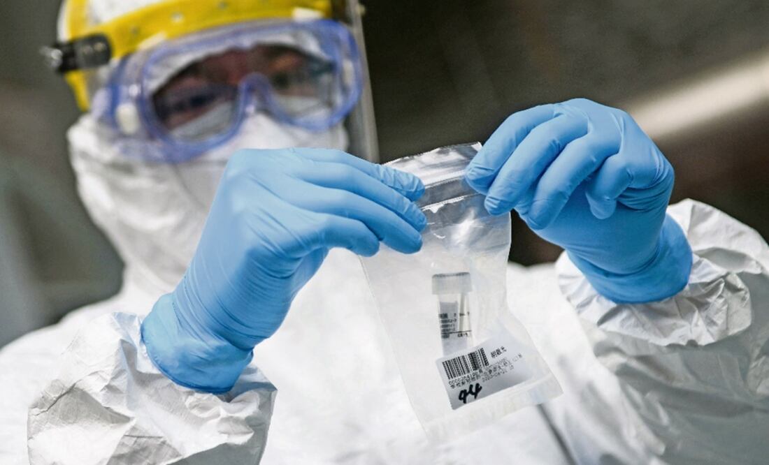 This photo taken on April 21, 2020 shows a medical staff member collecting a sample - Photo:Qian Ye/AFP