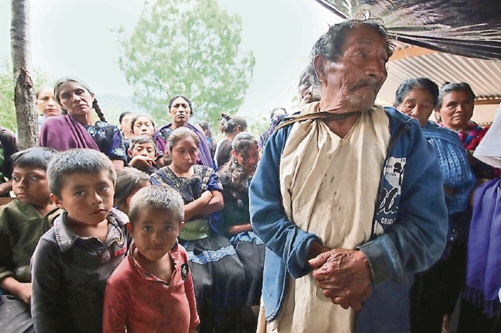 Alrededor de 800 hombres, mujeres y niños sobreviven en galeras que se encuentran entre cafetales de la aldea de Kakateal, en espera de conciliación entre los municipios de Chenalhó y Chalchihuitán. (FREDY M. PÉREZ. EL UNIVERSAL)