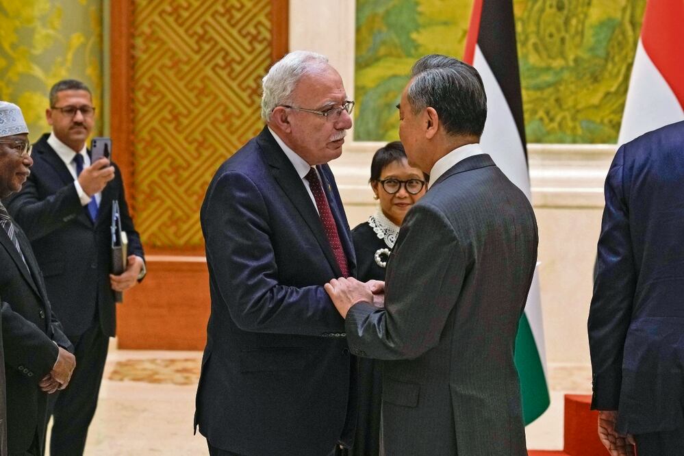 El canciller chino Wang Yi con su par palestino Riyad al-Maliki, durante una reunión el 20 de noviembre para hablar sobre el conflicto en Gaza. Foto: Andy Wong | AP