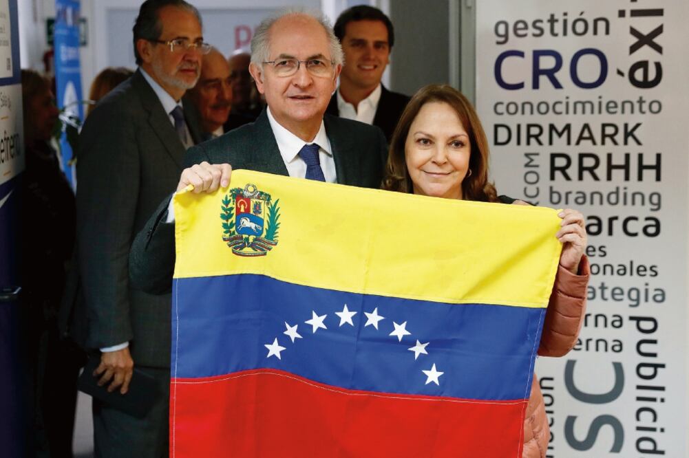 Antonio Ledezma, alcalde metropolitano de Caracas, acompañado de su esposa Mitzy Capriles, ofreció ayer una conferencia de prensa en Madrid, en la que habló sobre la situación de la oposición en Venezuela.