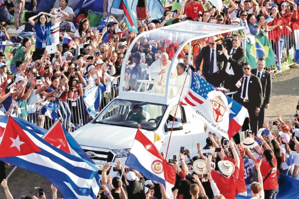 A su llegada, el papa Francisco saluda a los asistentes a la misa de cierre de la Jornada Mundial de la Juventud (JMJ), en Ciudad de Panamá, ayer. (ESTEBAN BIBA. EFE)