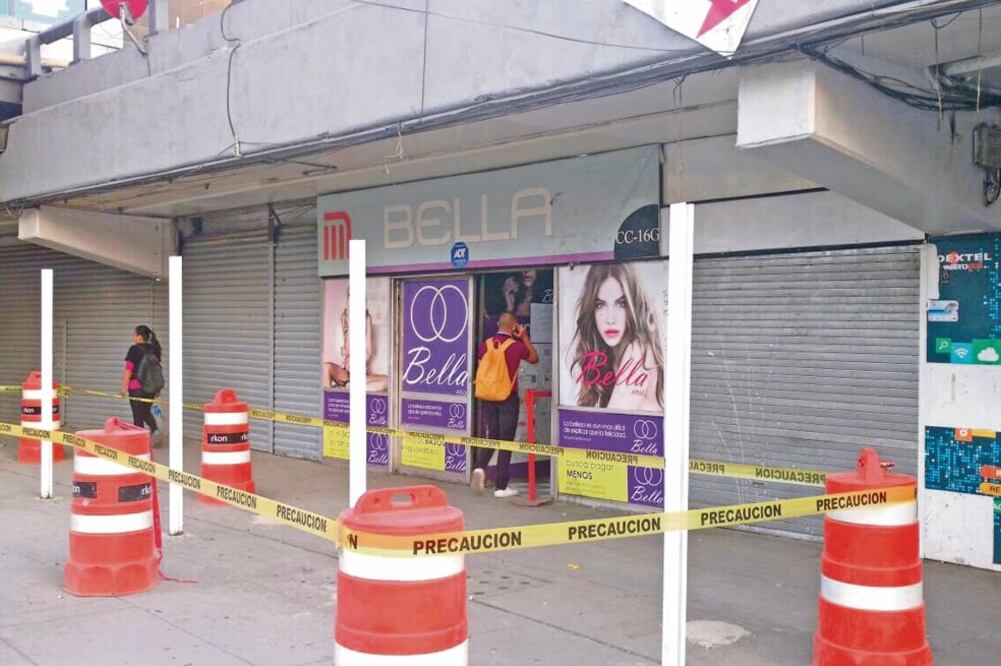 La locataria del establecimiento Bella lamenta que por la rehabilitación de la glorieta tenga que cerrar su negocio de artículos de belleza. (SANDRA HERNÁNDEZ. EL UNIVERSAL)