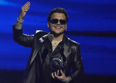 Papás de Christian Nodal recibieron 40 mil dólares por el disco que ahora pelean con Universal Music