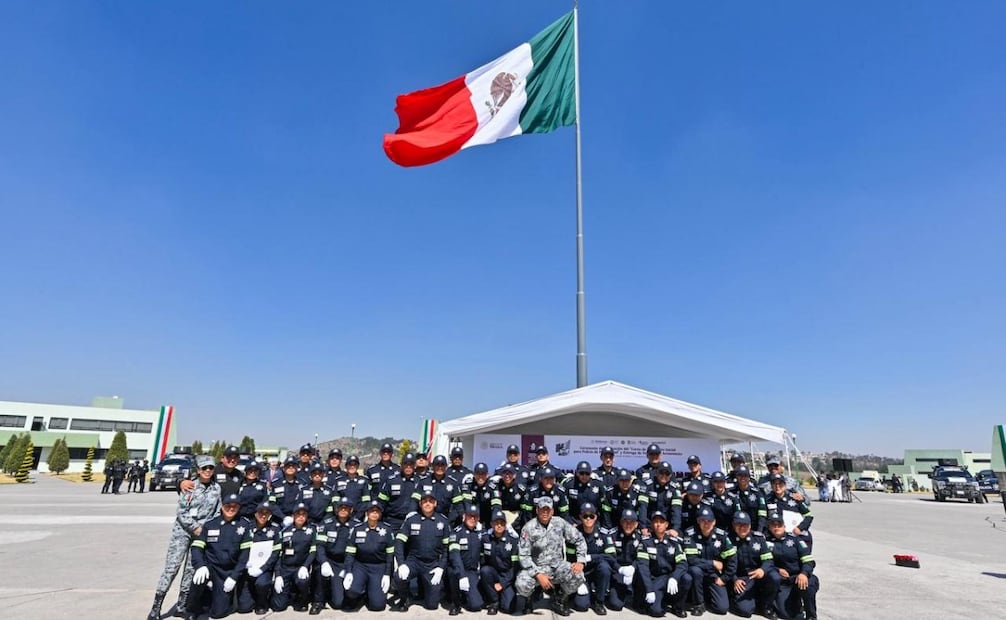 Delfina Gómez encabeza Ceremonia de Graduación de 143 nuevos policías en Huehuetoca; entrega patrullas y armas.
Foto: Especial.