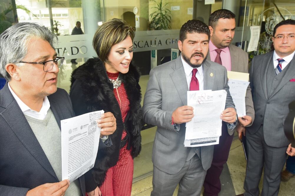 Integrantes de la administración de Cuitláhuac García presentaron las denuncias ante la Fiscalía General de Veracruz, a cargo de Jorge Winckler (MIGUEL ÁNGEL CARMONA. EL UNIVERSAL)