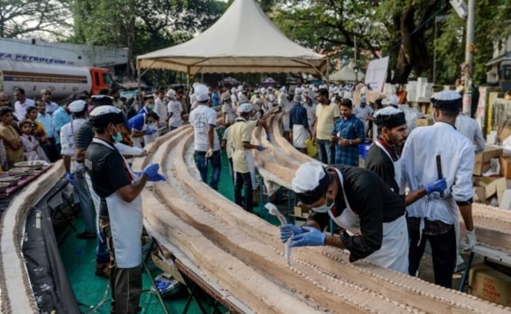 Crean el pastel más largo del mundo en India, ¡mide 6.5 kilómetros!