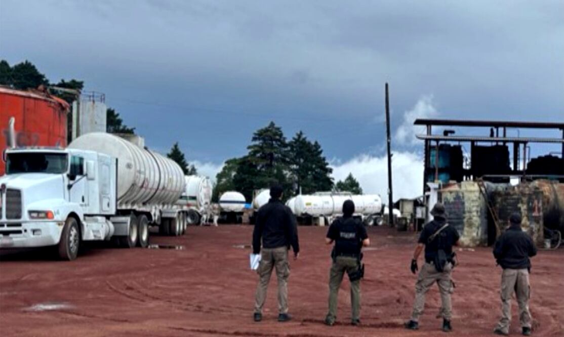 Agentes de la Fiscalía General de la República (FGR) aseguraron 933 mil litros de hidrocarburo en Verazcruz. Foto: Especial