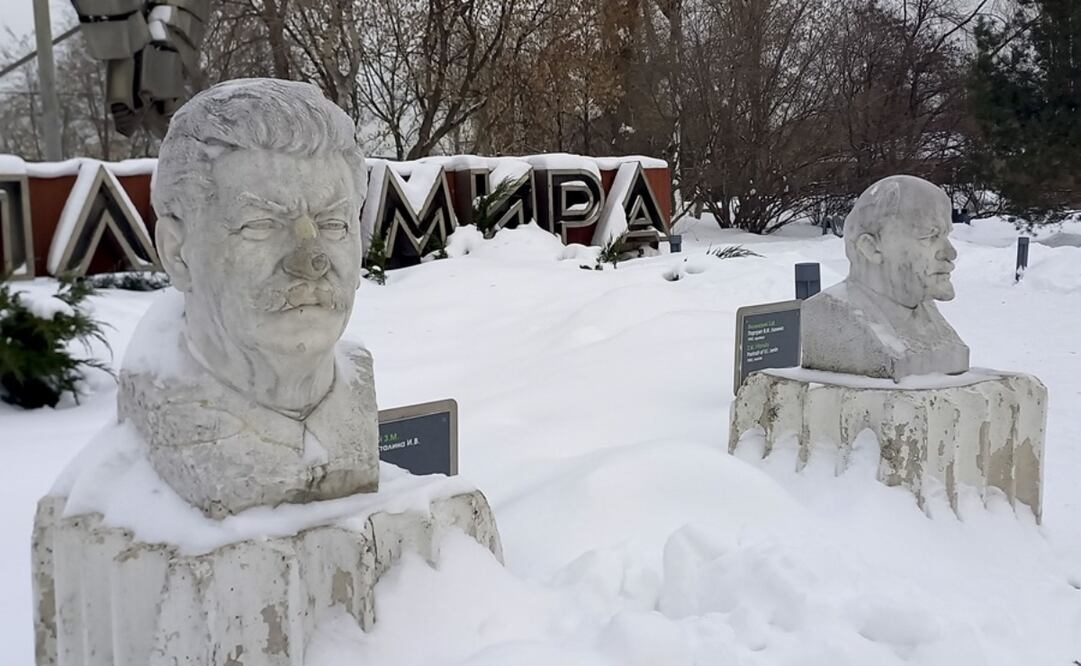 Vista del busto del dictador soviético Iósif Stalin al que le rompieron la nariz y después se la repusieron junto con el busto de Lenin en el parque de Muzeón en Moscú. Foto: EFE/ Ignacio Ortega