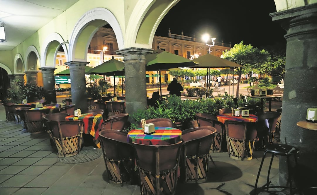 Mesas de restaurantes y negocios, ubicados en las principales calles de Colima, lucen vacías. Foto: Armando Solís/ EL UNIVERSAL
