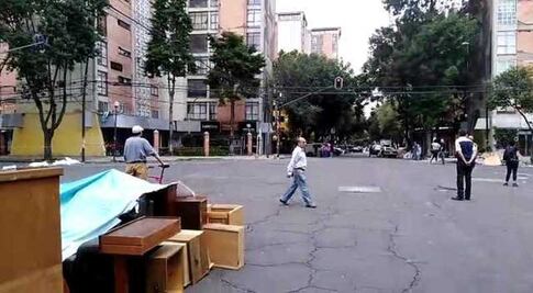 Se arriesgan en la Doctores para sacar pertenencias