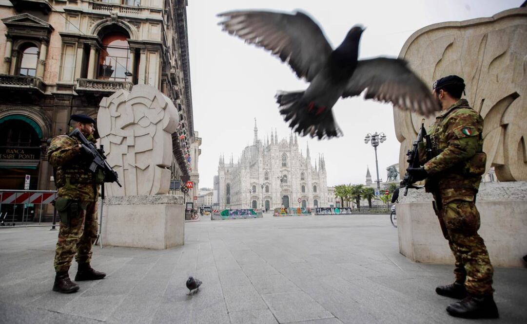 Soldados italianos montan guardia con la catedral gótica del Duomo, en Milán. Los alcaldes de muchas ciudades de Italia están pidiendo medidas cada vez más estrictas. (AP Foto/Luca Bruno)