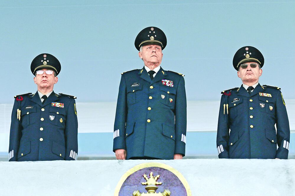 El secretario de la Defensa Nacional, Salvador Cienfuegos (centro), abanderó ayer a los soldados que participarán en el desfile por la independencia de Perú (LUIS CORTÉS. EL UNIVERSAL)