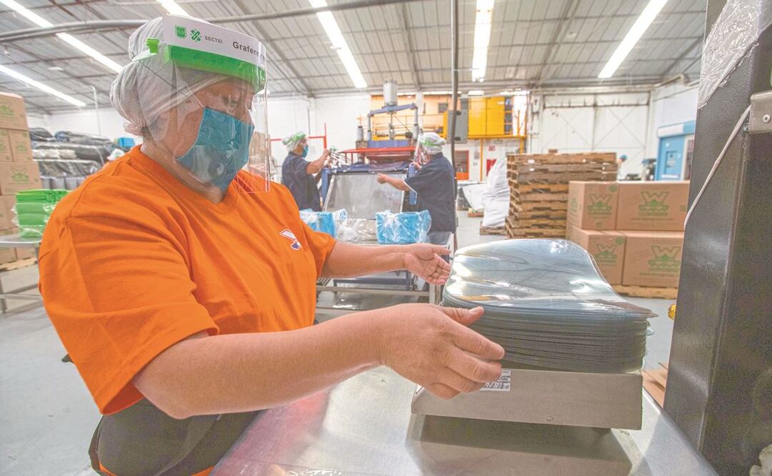 El personal tendrá que contar con sanitizantes portátiles, mascarillas, caretas o cubrebocas obligatorios en su vuelta al trabajo, dicen expertos. Foto: ARCHIVO EL UNIVERSAL