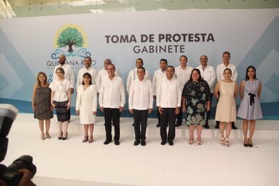 Presenta Carlos Joaquín a su gabinete legal en Quintana Roo