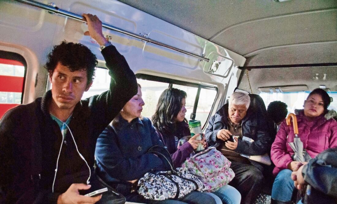 “Lo que debemos hacer como pasajeros es denunciar, no importa que perdamos tiempo, para evitar que estos sujetos sigan actuando”, coinciden pasajeros entrevistados en el interior de una camioneta, en Naucalpan (JOSÉ ANTONIO TORRES. EL UNIVERSAL)