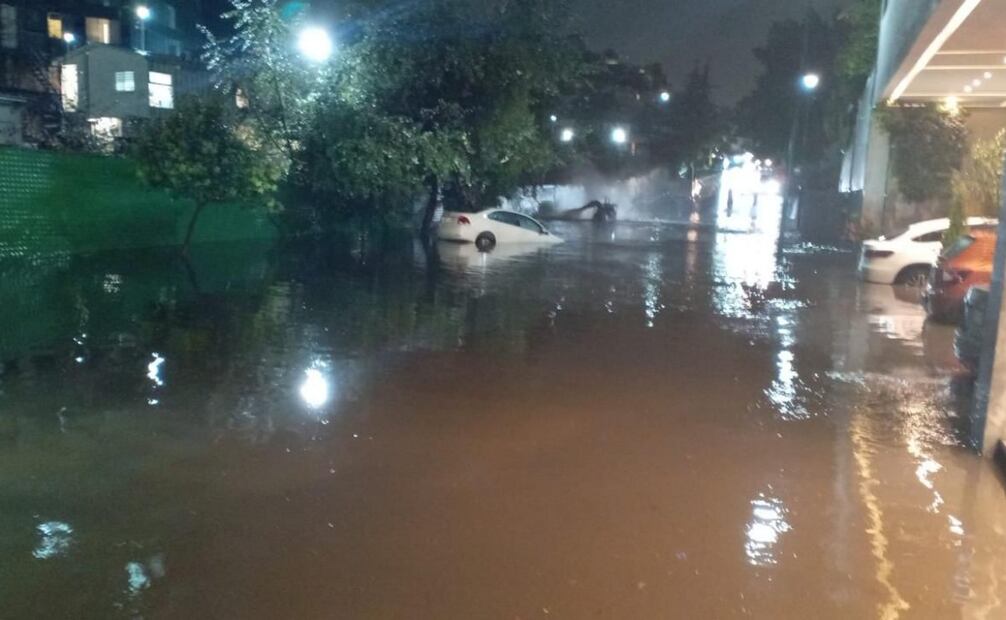 Varios automovilistas quedaron varados debido al nivel del agua en la alcaldía Cuajimalpa este 1 de junio de 2026. Foto: Especial 