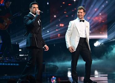 Carlos Rivera y David Bisbal hacen emotivo homenaje al "Príncipe de la canción"