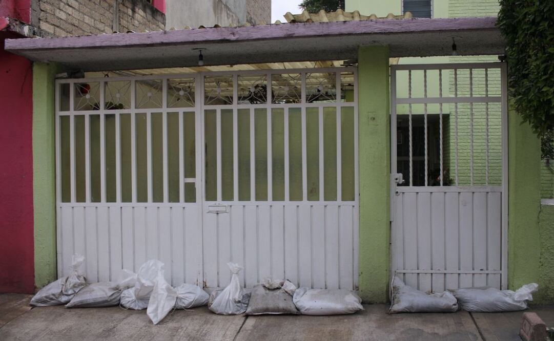 Vecinos de la GAM se preparan con costales de arena para prevenir inundaciones. (14/08/25) Foto: Rafael García
