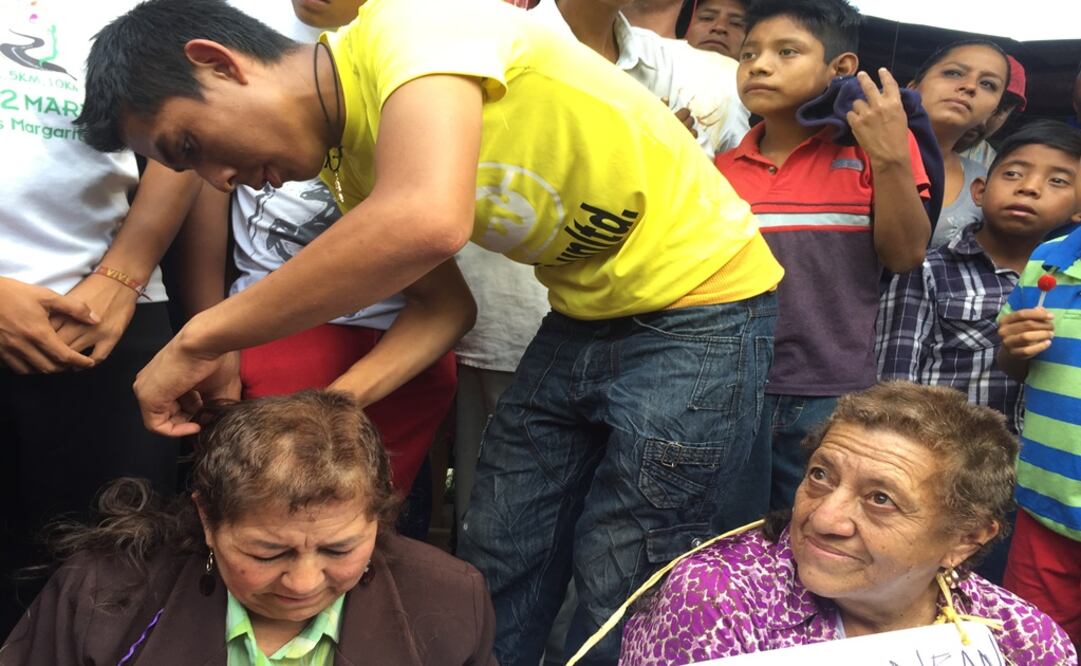 Un grupo de 6 directores de escuelas que presuntamente no participaron en el movimiento magisterial desde el 15 de mayo, fueron detenidos, obligados a descalzarse y luego rapados.