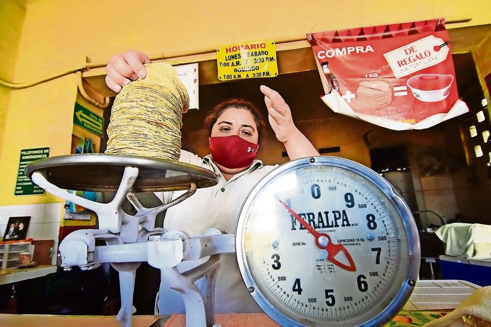 La tortilla se excluyó de la canasta básica en el Paquete Contra la Inflación y la Carestía (Pacic), solamente se incorporó a las tortillas elaboradas en tiendas de autoservicio. Foto: de Cuartoscuro