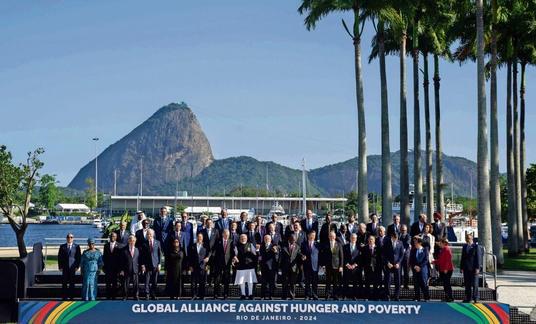 Los líderes del G20 posan para una fotografía en la cumbre realizada en Río de Janeiro, Brasil. El presidente Joe Biden de EU llegó tarde y no alcanzó al grupo. Foto: Manuel Balce Ceneta / AFP